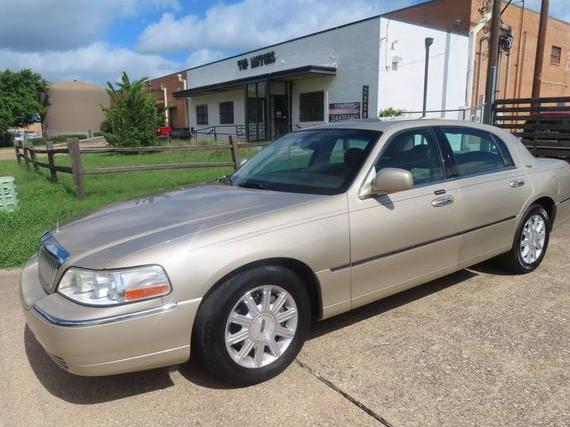 LINCOLN TOWN CAR 2006 1LNHM82W26Y622533 image
